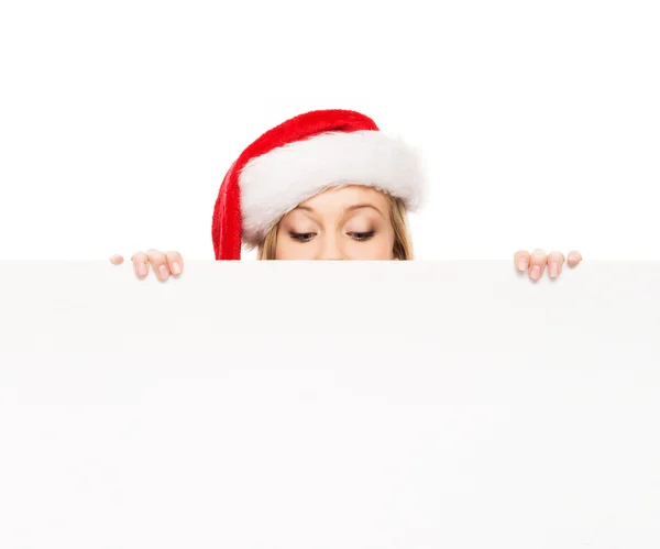 Рождественская девушка с рекламным щитом — стоковое фото