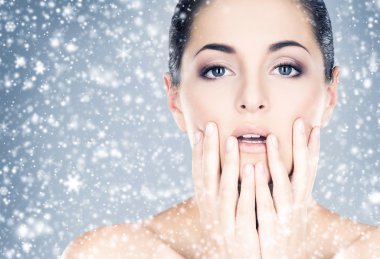 Sağlıklı ciltli bir kadın