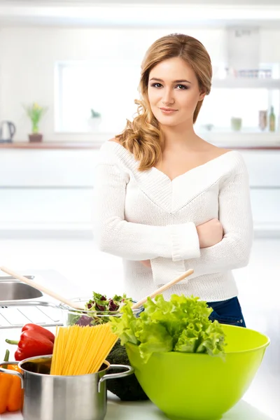 Женщина на кухне — стоковое фото