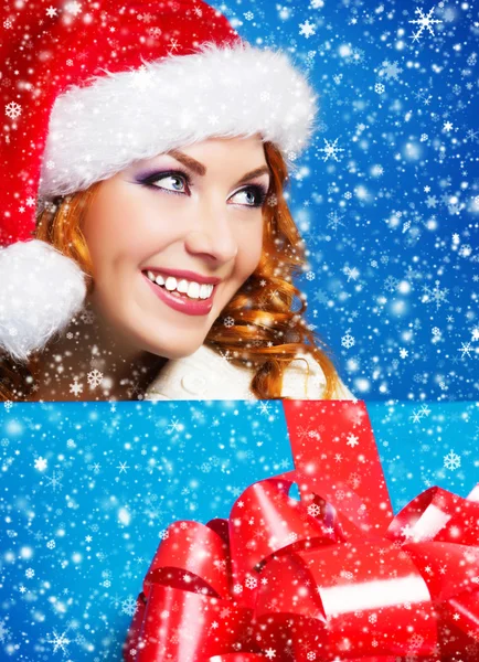 Ung och vacker flicka med julklapp över blå ba — Stockfoto