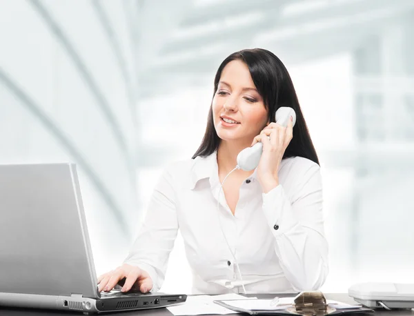 Junge brünette Geschäftsfrau im Büro — Stockfoto