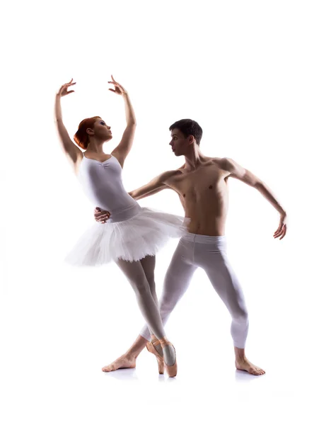 Una coppia di giovani e sexy ballerini caucasici — Foto Stock