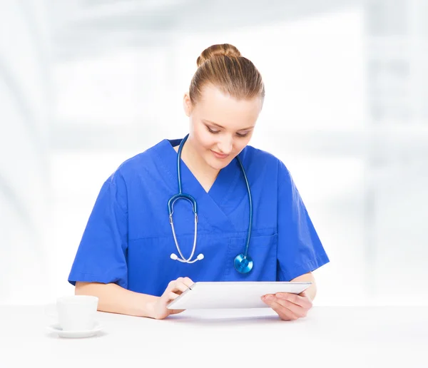 Jeune, professionnelle et joyeuse femme médecin travaillant dans le bureau — Photo