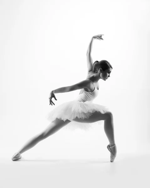 Jeune danseuse de ballet exécutant un mouvement — Photo