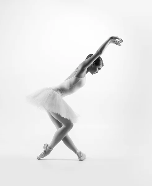 Jeune danseuse de ballet exécutant un mouvement — Photo