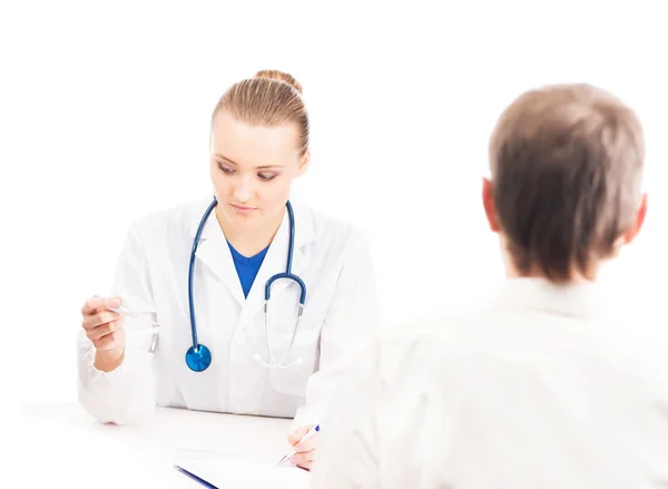 Ärztin mit Laptop berät eine Patientin — Stockfoto