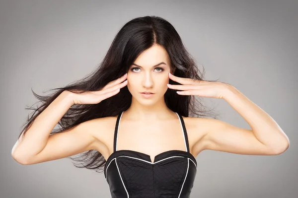 Mulher com cabelo morena soprando — Fotografia de Stock