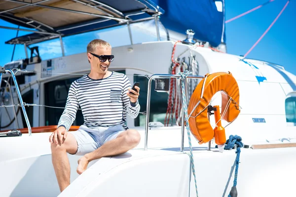 Man on sailing boat — Stock Photo, Image