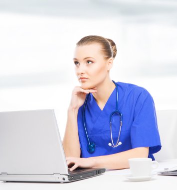 Tıbbi ofisinde çalışan doktor