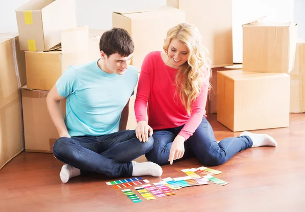 Happy couple moving into new home — Stock Photo, Image