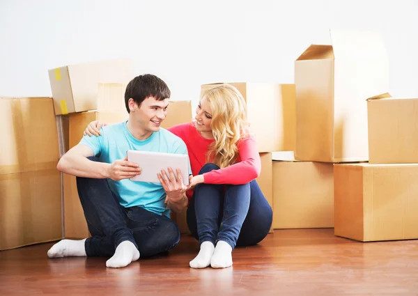 Happy couple moving into new home — Stock Photo, Image