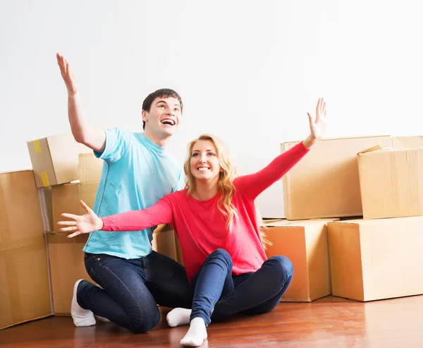 Couple moving into new home — Stock Photo, Image