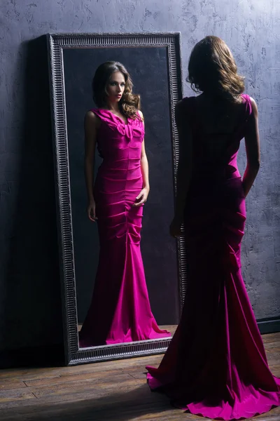 Woman in dress in front of mirror — Stock Photo, Image