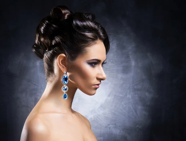 Mujer en joyas de platino y piedra — Foto de Stock