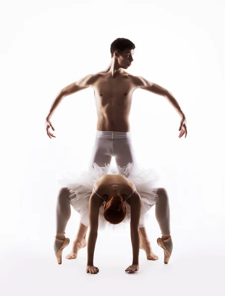 Пара молодых артистов балета — стоковое фото
