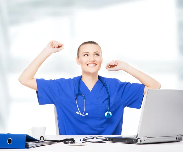 Médico trabajando en consultorio médico —  Fotos de Stock