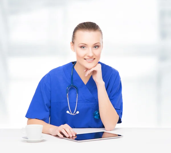 Doctor working in medical office — Stock Photo, Image