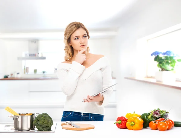 Housewife woman cooking in kitchen — Stock Photo, Image