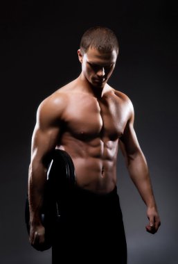 Zinde ve sportif vücut geliştirmeci