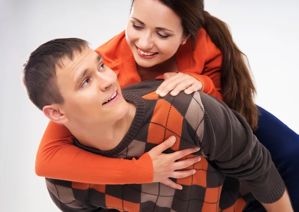 Glückliches Paar hängt zusammen — Stockfoto