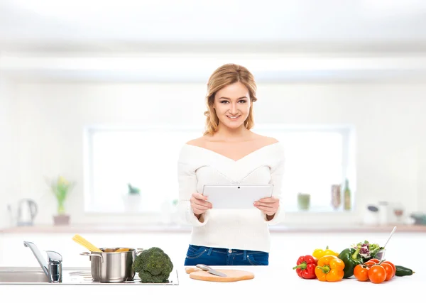 Housewife woman cooking in kitchen — Stock Photo, Image