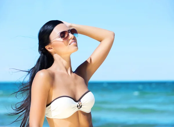 Sexy Frau entspannt sich am Strand — Stockfoto