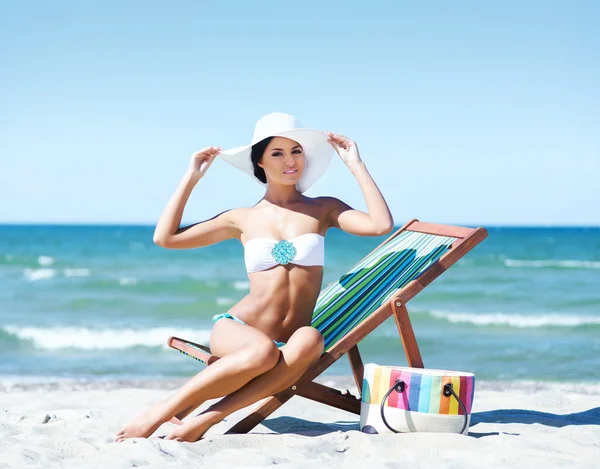 Sexy woman relaxing on summer beach — Stock Photo, Image