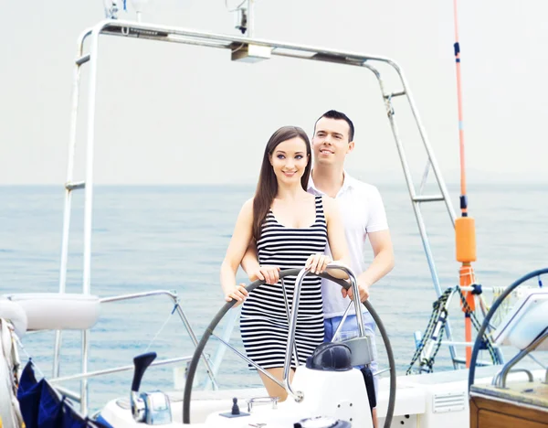 Pareja viajando en yate — Foto de Stock