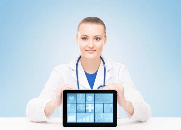 Mujer joven médico con tableta pc . —  Fotos de Stock