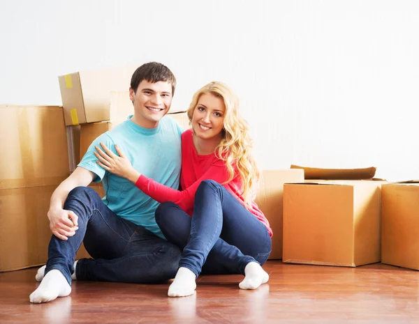 Jeune couple dans une nouvelle maison — Photo