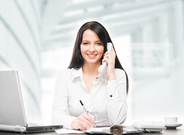 Молодая и привлекательная деловая женщина
