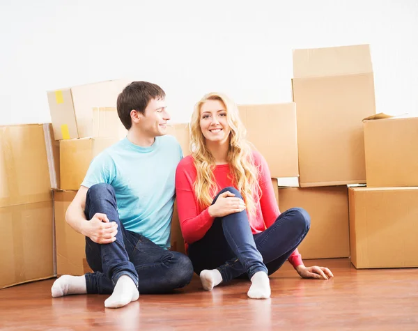 Young couple in new home — Stock Photo, Image
