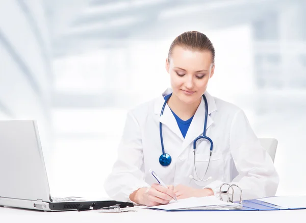 Trabalho de médico jovem e profissional — Fotografia de Stock