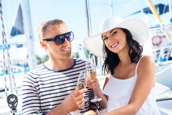 Attraktives Party-Paar im Boot — Stockfoto