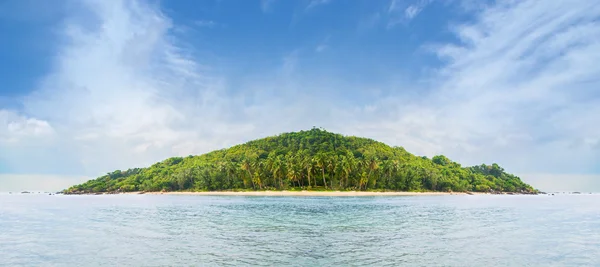 Palmen op Thailand eiland in zee — Stockfoto