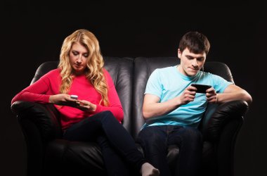 Erkek ve kız akıllı telefonlar ile