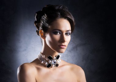 Güzel ve zengin kadın