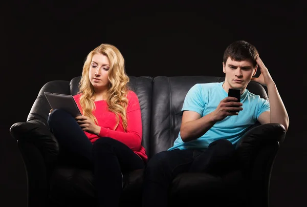 Niño y niña con smartphone — Foto de Stock