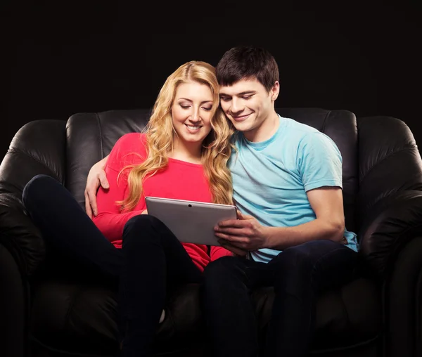 Menino e menina com tablet pc — Fotografia de Stock