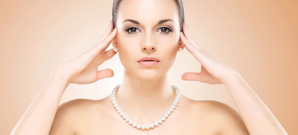 Vrouw in een parel neckla — Stockfoto