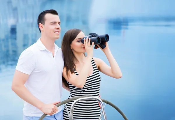 Pár na lodi při pohledu dalekohledem — Stock fotografie