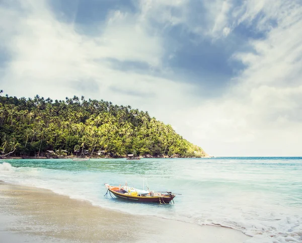 Fisherman's boat on coast — Stock Photo, Image