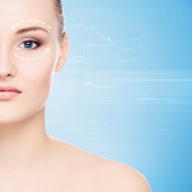 kadının yüzündeki oklarla.