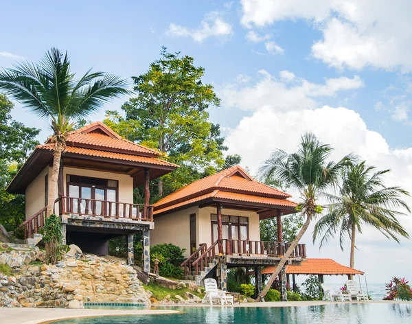 Tai bungalows  with a swimming pool. — Stock Photo, Image