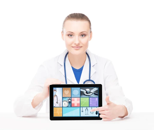 Arzt zeigt Tablet-PC — Stockfoto