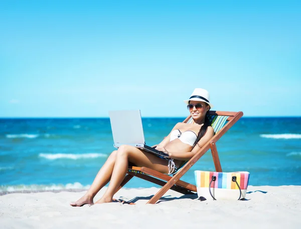 해변에 노트북을 가진 여자 — 스톡 사진