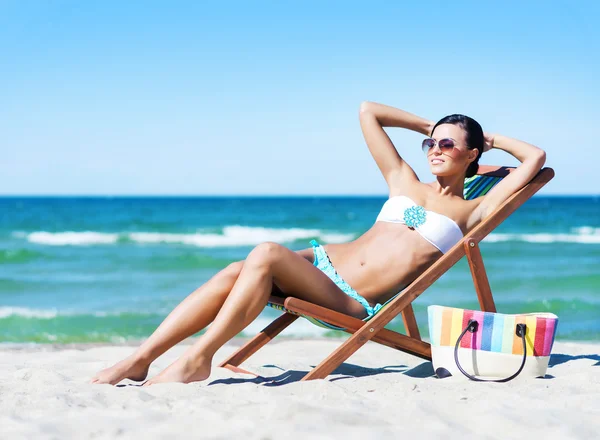 Женщина отдыхает на летнем пляже — стоковое фото