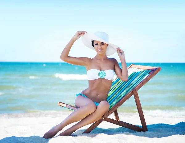 Jong meisje ontspannen op zomer strand — Stockfoto
