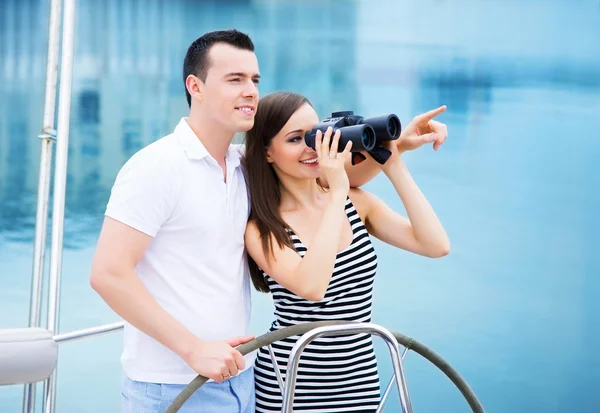 Casal no barco olhando através de binóculos — Fotografia de Stock