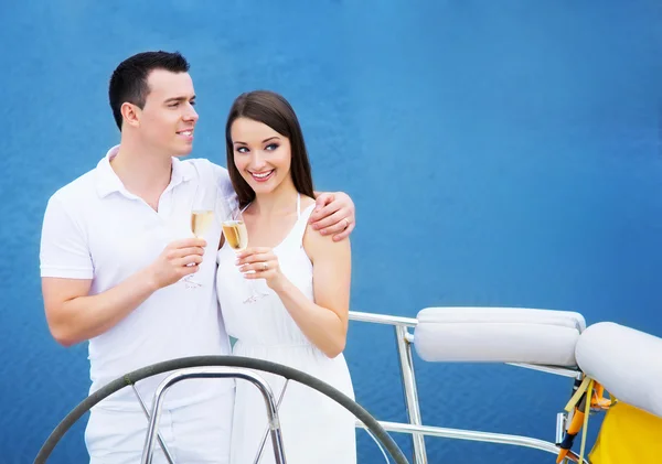 Pár pijí šampaňské na lodi — Stock fotografie